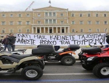 Οι ιδιοκτήτες «γουρούνων» λένε «Όχι» στην απαγόρευση και κάνουν πορεία στη Βουλή (φωτό)